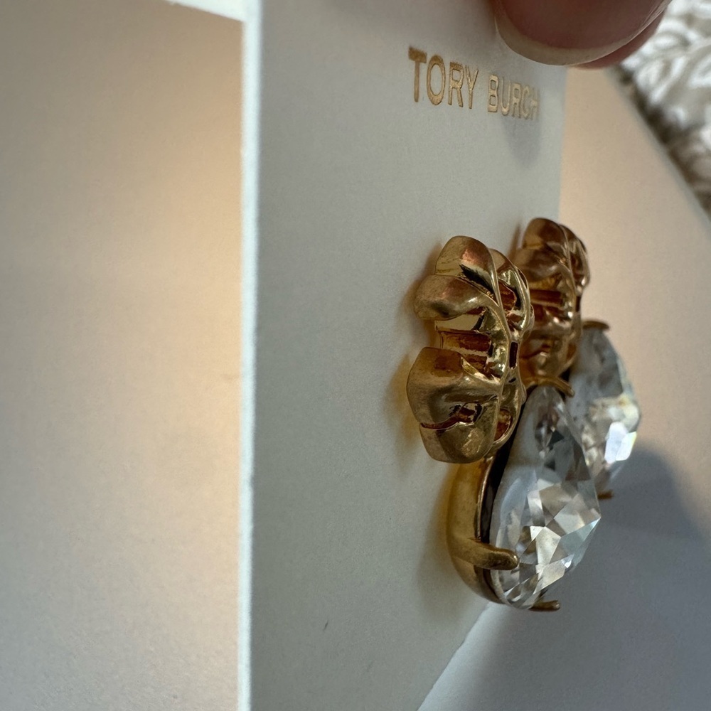 Tory Burch New Roxanne Crystal Brass Heart Drop Earrings - Picture 13 of 16